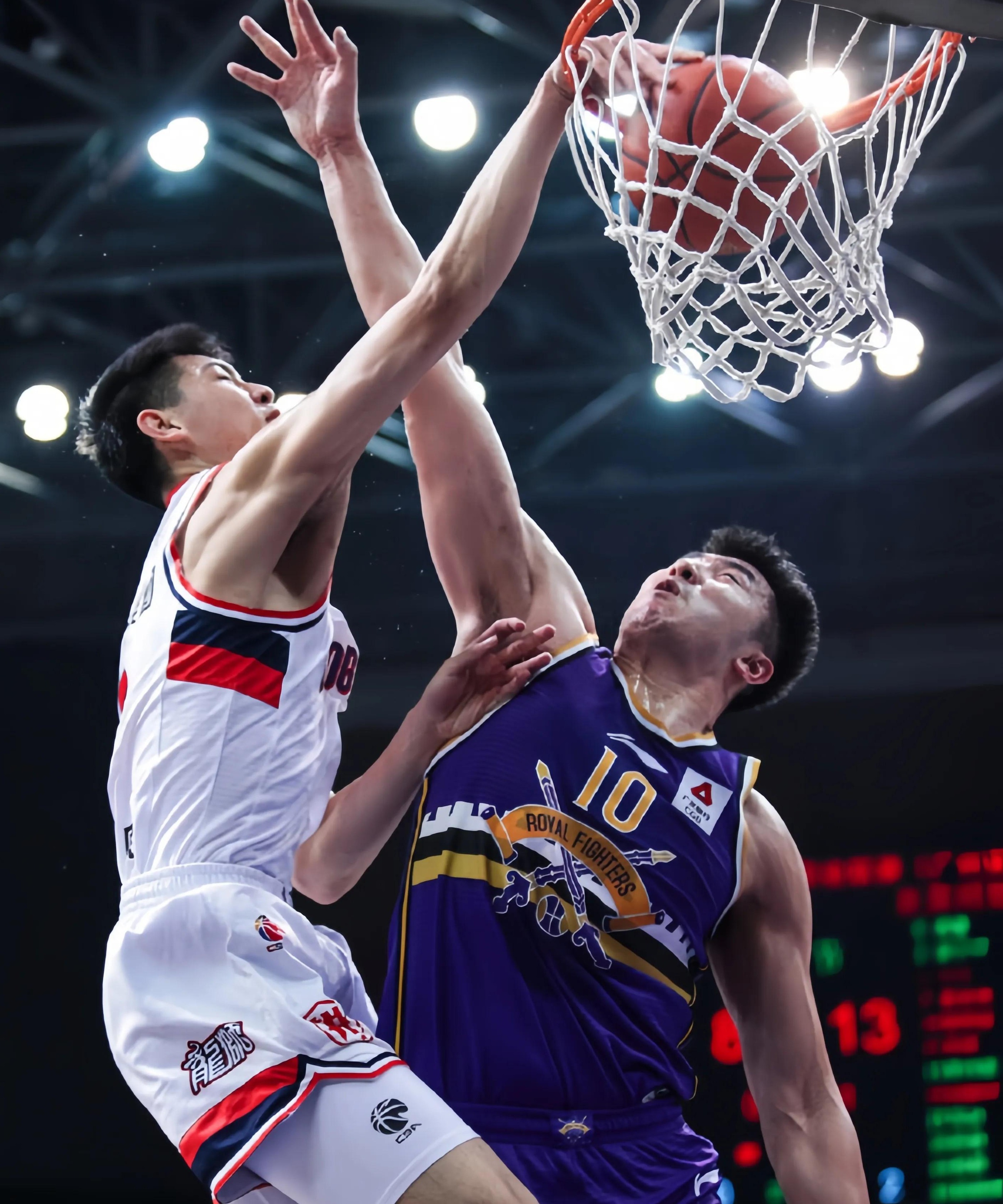 包含CBA季后赛转会期走向成谜；多伦多猛龙回应争议；气氛紧张；球队文化再被提及的词条