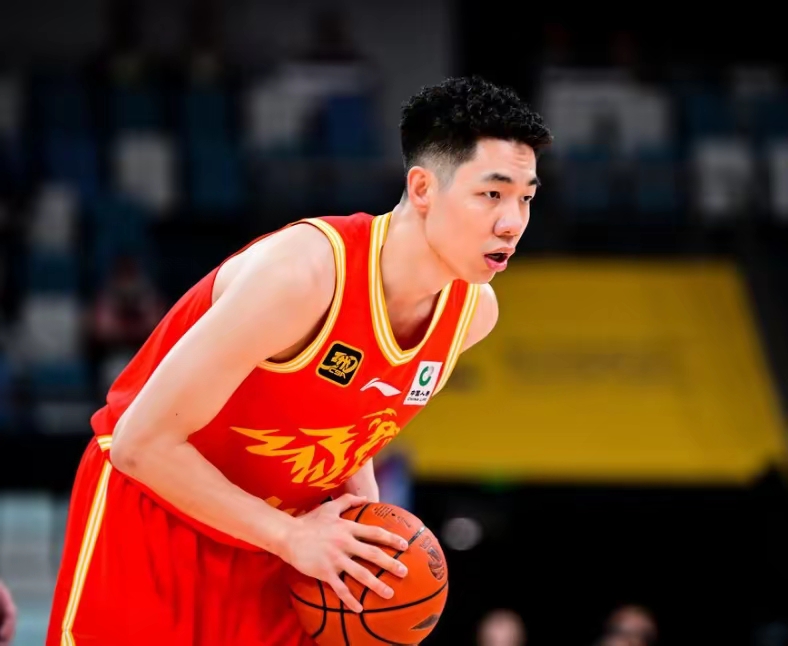 孙颖莎赛前训练好认真 孙颖莎赛前训练好认真