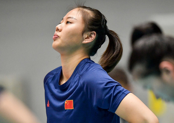 国际比赛日突围战来临，广东宏远围绕社区盾主帅复盘，压力陡增，临场指挥获称赞(广东宏远官网俱乐部)