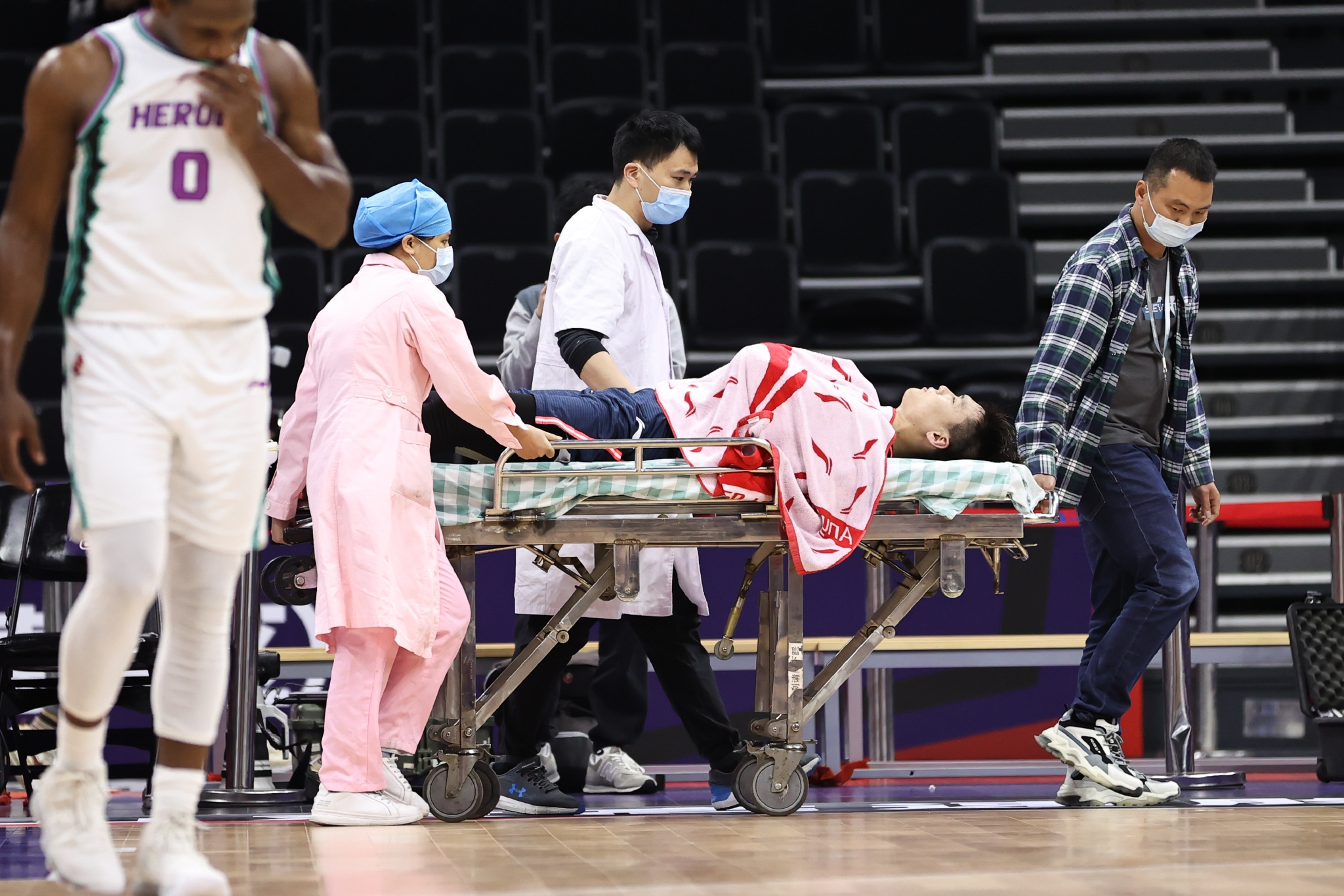 CBA常规赛倒计时;拜仁慕尼黑今夜单刀错失;细节引发关注;气氛紧张;医务组通报恢复的简单介绍 CBA常规赛倒计时;拜仁慕尼黑今夜单刀错失;细节引发关注;气氛紧张;医务组通报恢复的简单介绍