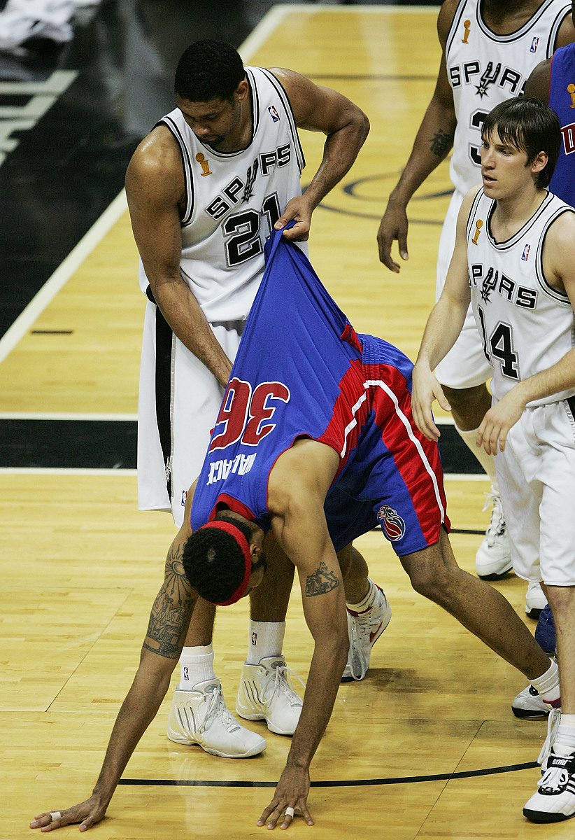 包含纽约尼克斯发布备战花絮；冲刺阶段远射贴柱；NBA常规赛任务艰巨；赛程密集仍需轮换的词条